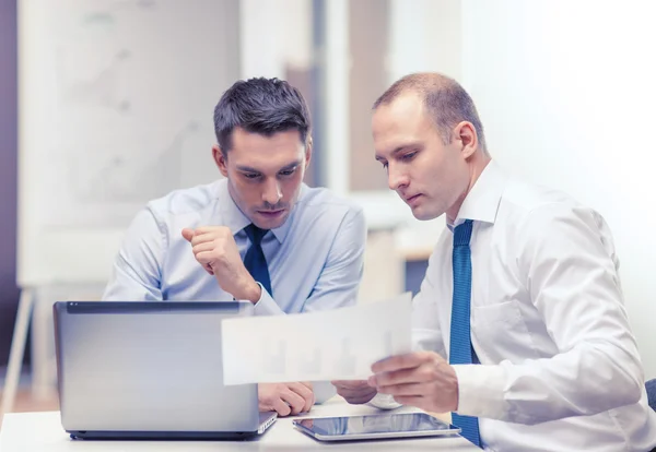 Deux hommes d'affaires en discussion au bureau — Photo