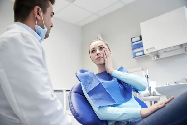 Mužské zubař s pacientem žena na klinice — Stock fotografie