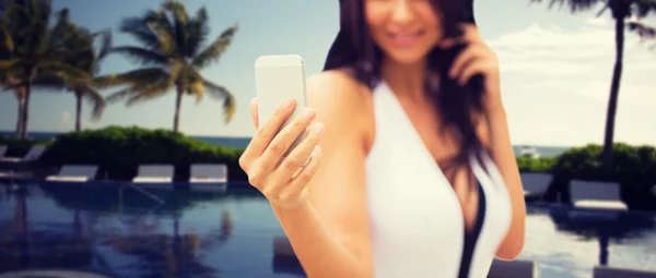 Mujer joven tomando selfie con smartphone en la playa — Foto de Stock