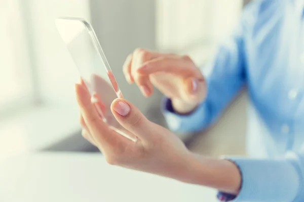 Primo piano della donna con smartphone trasparente — Foto Stock