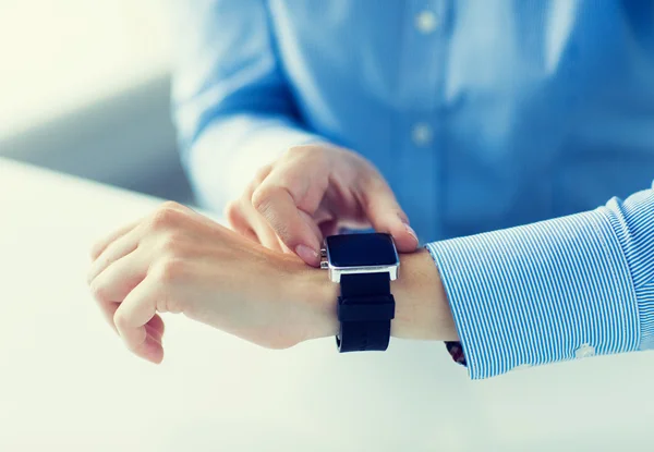 Nahaufnahme von Zeigern, die Smartwatches einstellen — Stockfoto