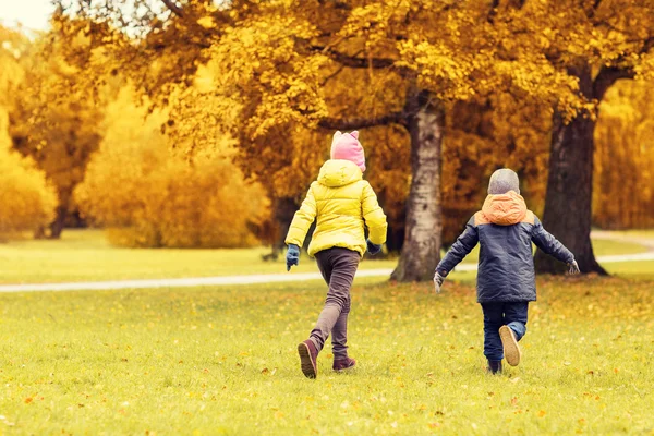 Grupo de niños pequeños y felices corriendo al aire libre —  Fotos de Stock