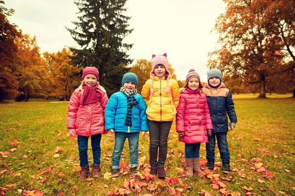 Gruppo di bambini felici nel parco autunnale — Foto Stock