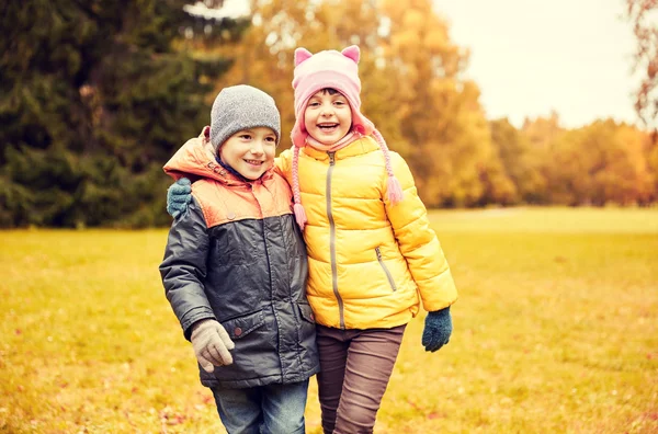 快乐的小小的女孩和男孩在秋天公园 — 图库照片