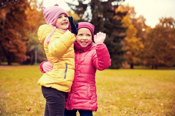 Gelukkig weinig meisjes handen zwaaien in herfst park — Stockfoto