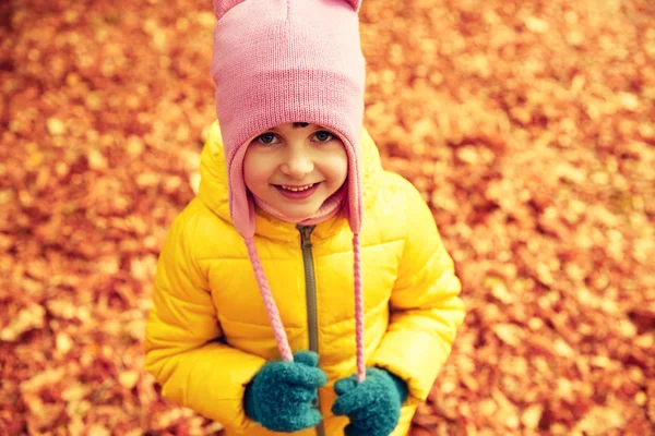 Happy little girl in autumn park — Stock Photo, Image