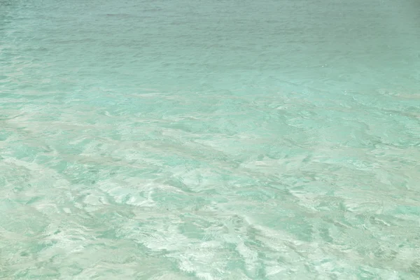 Mare o oceano blu acqua trasparente — Foto Stock