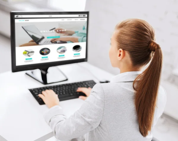 Zakenvrouw met online shop op computer op kantoor — Stockfoto