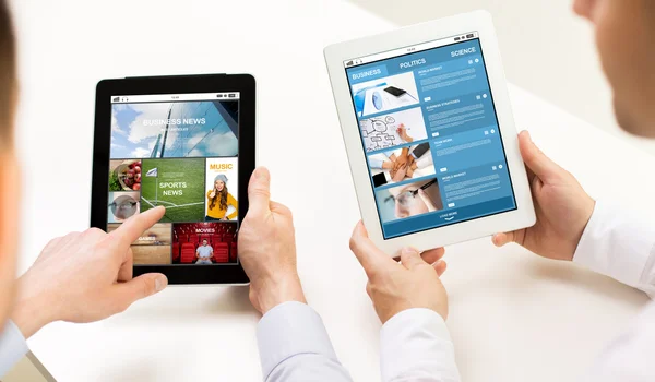 Close up van zakenman handen met tablet pc — Stockfoto