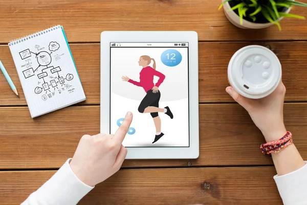 Close up van vrouw met fitness app op tablet pc — Stockfoto