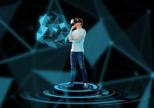 Glücklicher Mann in Virtual-Reality-Headset oder 3D-Brille — Stockfoto