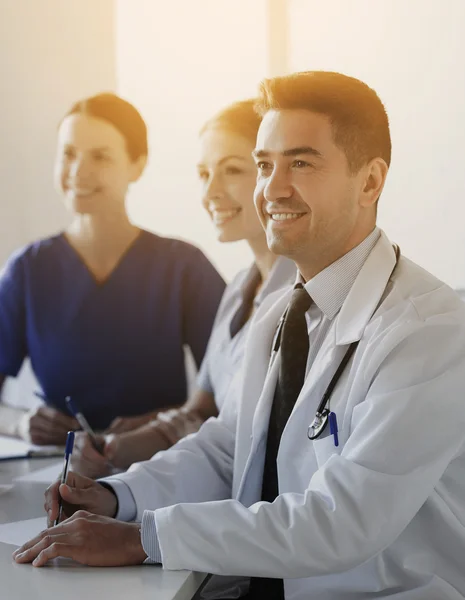 Grupo de médicos en presentación en el hospital — Foto de Stock