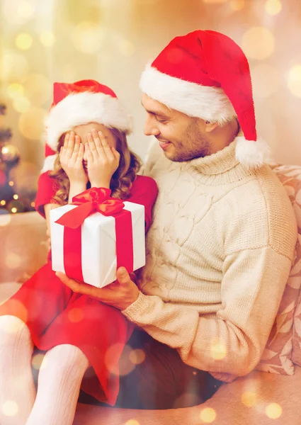 Leende dotter väntar en present från pappa — Stockfoto