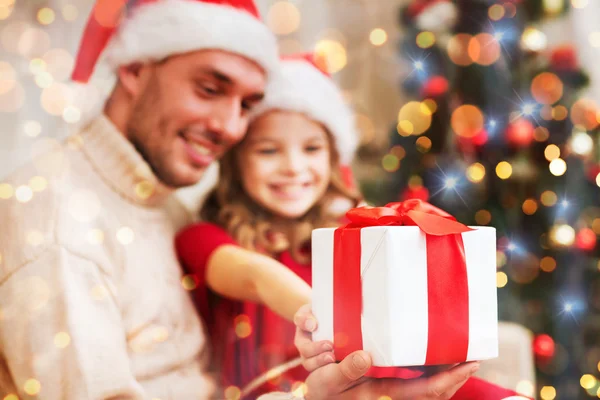 Close up de pai e filha com caixa de presente — Fotografia de Stock