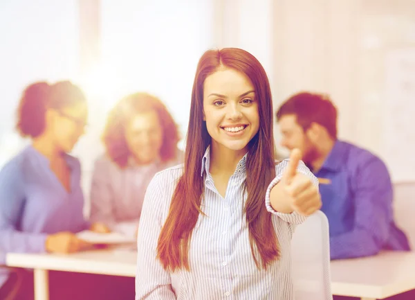 Sorrindo jovem empresária mostrando polegares para cima — Fotografia de Stock