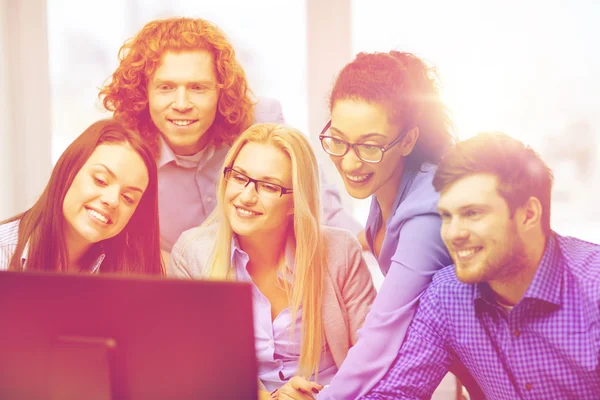 Equipo de negocios sonriente mirando el monitor de la computadora — Foto de Stock