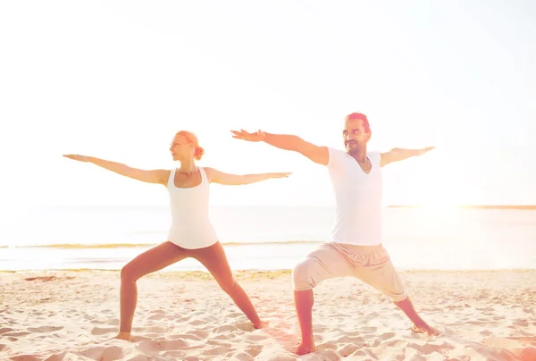 Пара робить вправи йоги на відкритому повітрі — стокове фото