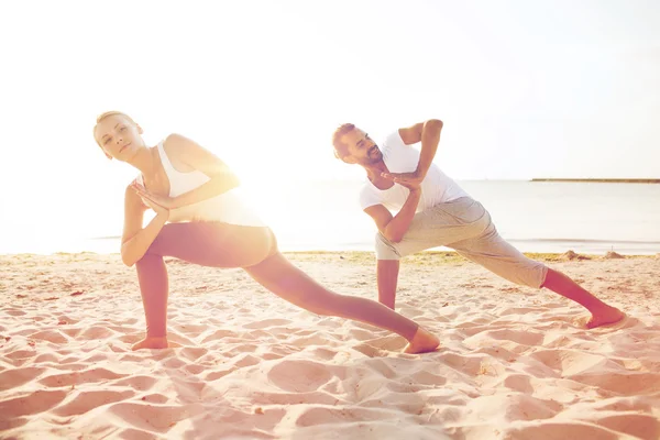Cuplu face exerciții de yoga în aer liber — Fotografie, imagine de stoc