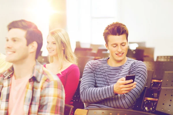 Groep lachende studenten in collegezaal — Stockfoto