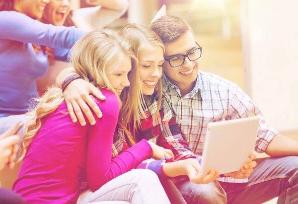 Gruppe lächelnder Schüler mit Tablet-PC — Stockfoto