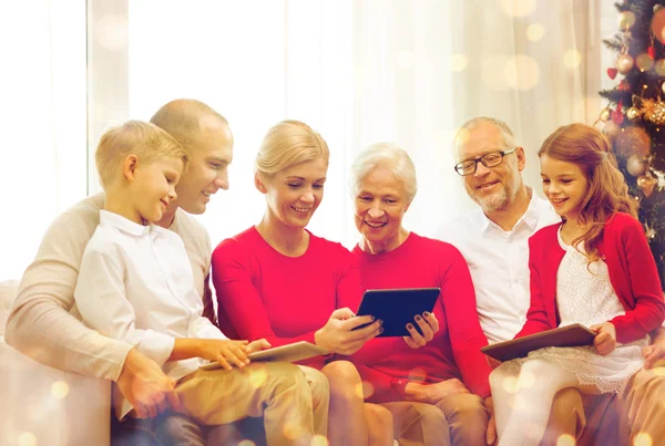 Χαμογελώντας οικογένεια με υπολογιστές tablet pc στο σπίτι — Φωτογραφία Αρχείου