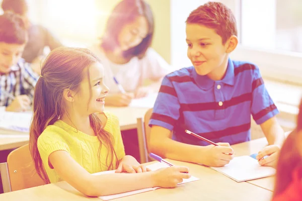 Groep van school-kids schrijven test in klas — Stockfoto