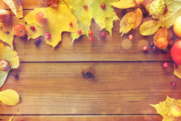 Quadro de folhas de outono, frutas e bagas em madeira — Fotografia de Stock