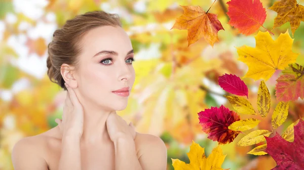 Beautiful young woman face and hands — Stock Photo, Image