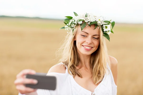 Glad ung kvinna som tar selfie via smartphone — Stockfoto