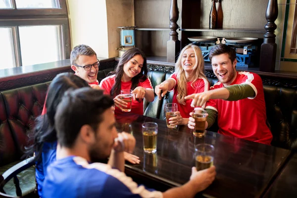 Tifosi o amici che guardano il calcio al bar dello sport — Foto Stock