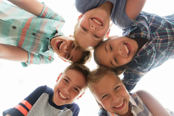 Groupe d'enfants heureux visages en cercle — Photo