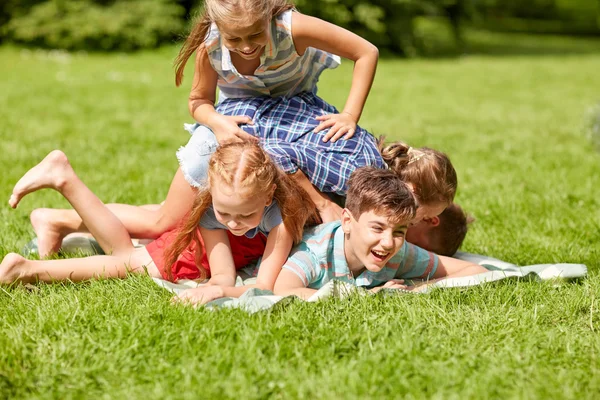 Enfants heureux jouer et s'amuser dans le parc d'été — Photo