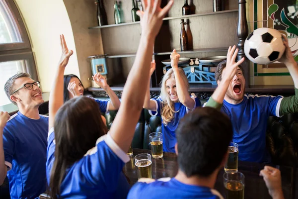 Labdarúgás rajongók vagy meg sört, a sport bárban — Stock Fotó