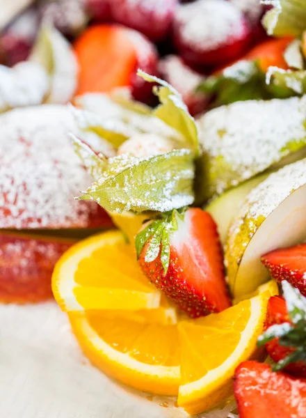 Close up de prato com sobremesa de frutas açucaradas — Fotografia de Stock