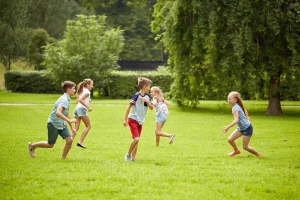 Glückliche Kinder laufen und spielen im Freien — Stockfoto