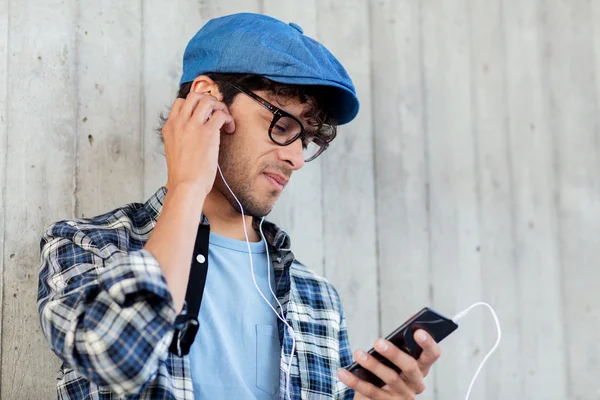 Hombre con auriculares y smartphone escuchando música —  Fotos de Stock