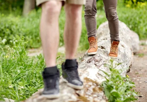 Primer plano de la pareja de senderismo al aire libre —  Fotos de Stock