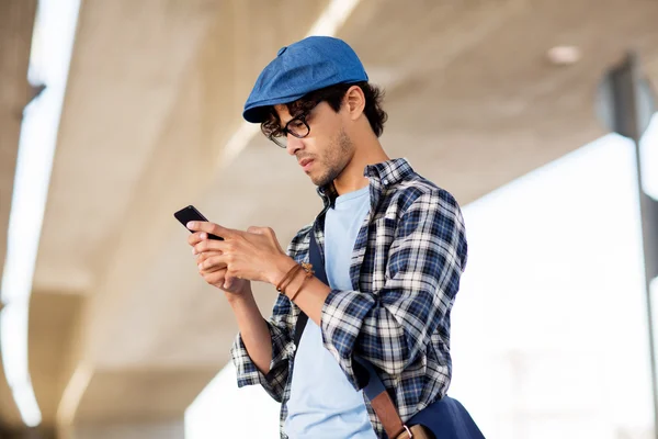 Hipster-Mann schreibt SMS auf Smartphone — Stockfoto