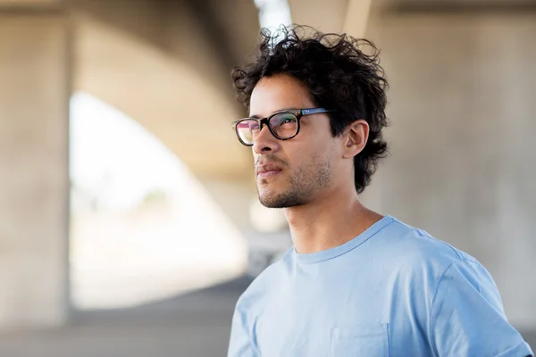 Άνθρωπος σε γυαλιά στο δρόμο της πόλης — Φωτογραφία Αρχείου