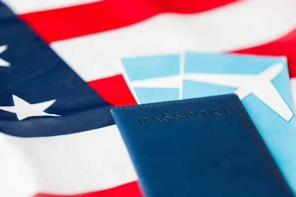 Bandeira americana, passaporte e passagens aéreas — Fotografia de Stock