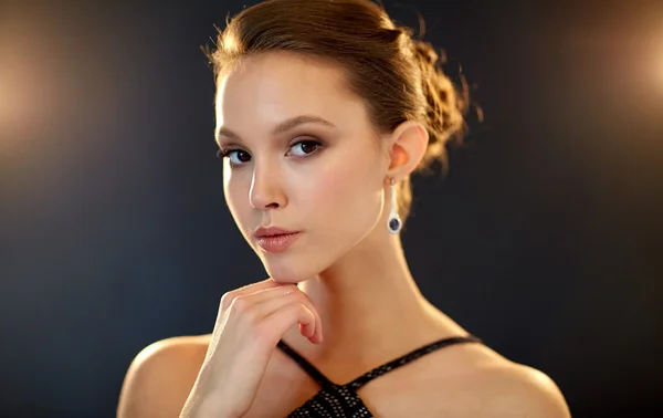 Vacker ung asiatisk kvinna med diamant örhänge — Stockfoto