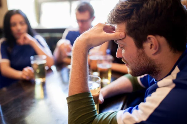 Tifosi di calcio che guardano partite di calcio al bar o pub — Foto Stock