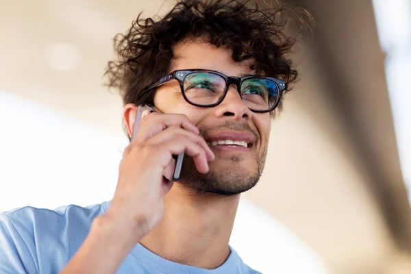 Hombre con teléfono inteligente llamando en la calle de la ciudad — Foto de Stock