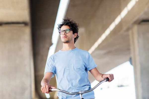 Hombre joven hipster montar bicicleta de engranaje fijo —  Fotos de Stock