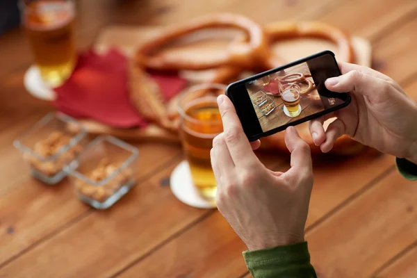 Primo piano delle mani con smartphone che immagina la birra — Foto Stock