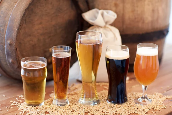 Close-up de barril de cerveja, copos e saco com malte — Fotografia de Stock