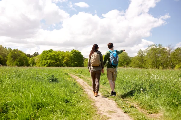 Счастливая пара с рюкзаками прогулки на открытом воздухе — стоковое фото