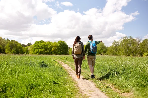 Gelukkige paar met rugzakken buiten wandelen — Stockfoto