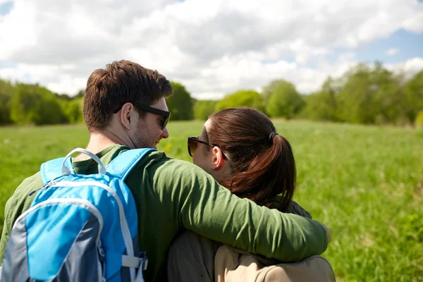 Casal feliz com mochilas caminhadas ao ar livre — Fotografia de Stock