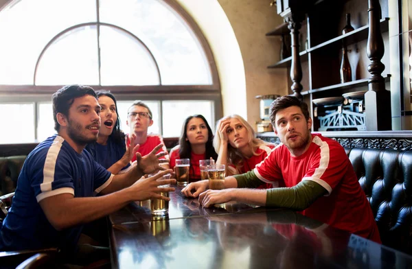 Fanlar veya Futbol Spor barında izlerken arkadaşlar — Stok fotoğraf